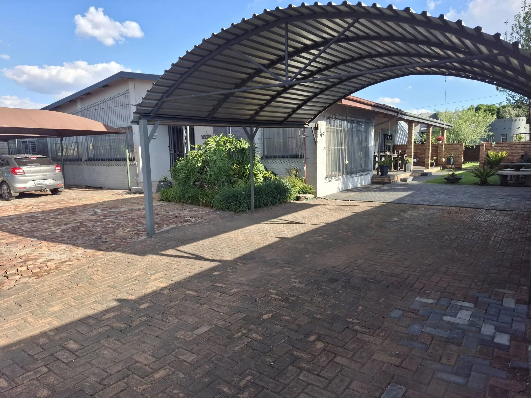 Villa Marais Guesthouse exterior and covered parking in Brakpan
