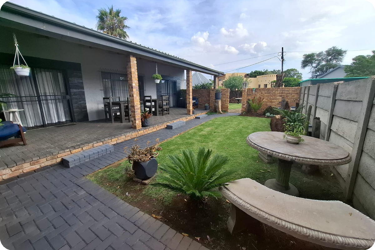 illa Marais Guesthouse in Brakpan garden entrance with outdoor seating